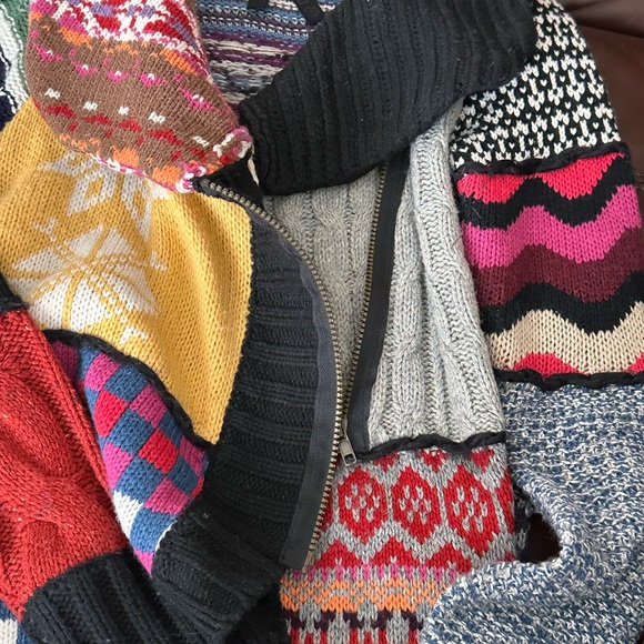 Beautiful sweater in multiple colours very flattering on with zipperr - Picture 5 of 5